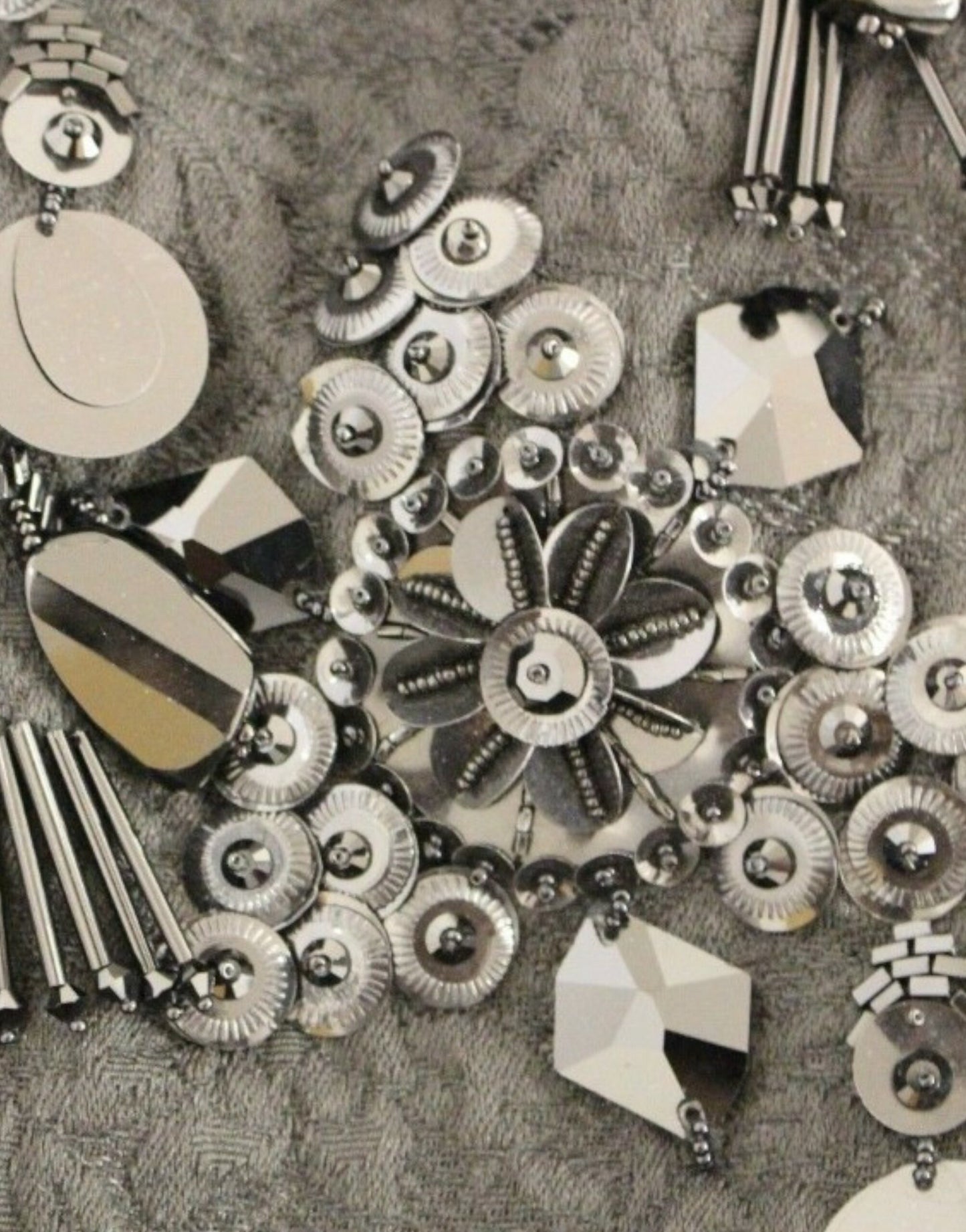 Elegantes Mini-Etuikleid mit Blumenmuster und Pailletten