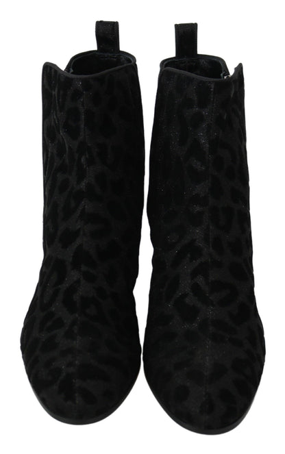 Elegante schwarze Stiefel mit Leopardenmuster