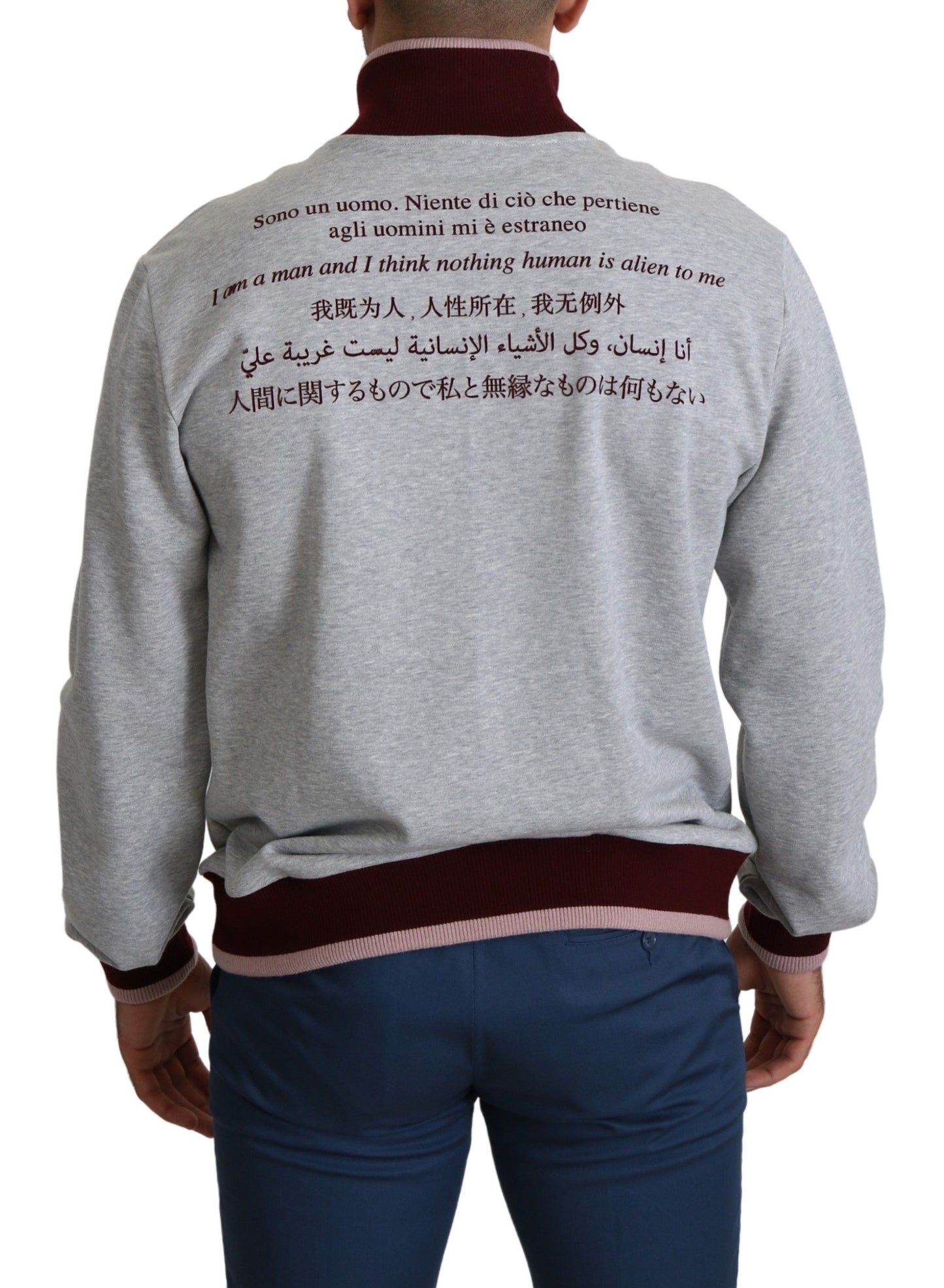 Eleganter grauer Rollkragenpullover mit lateinischem Motiv