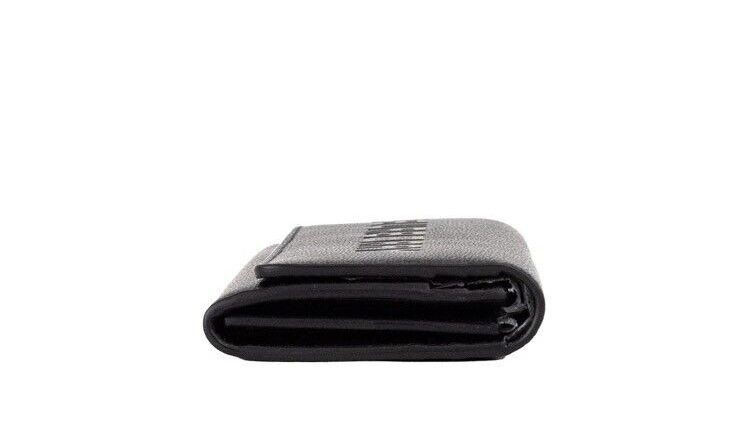 Porter – Schwarze Clutch mit Überschlag aus genarbtem Leder mit geprägtem Markenlogo
