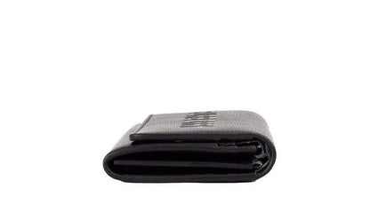 Porter – Schwarze Clutch mit Überschlag aus genarbtem Leder mit geprägtem Markenlogo