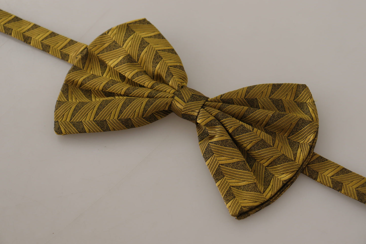 Elegante goldene Seidenfliege