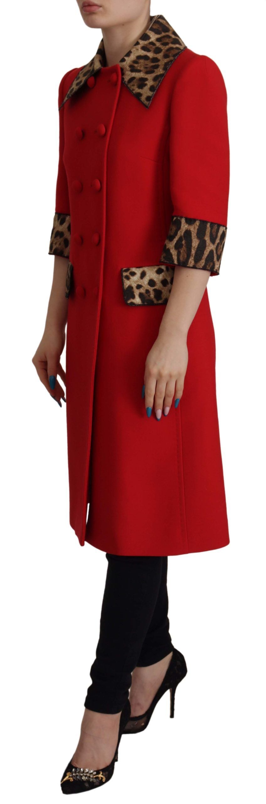 Eleganter roter Trenchcoat mit Leopardenmuster