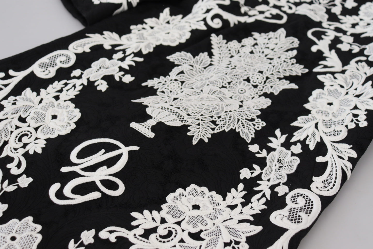 Elegantes schwarzes A-Linien-Minikleid mit Spitzenbesatz