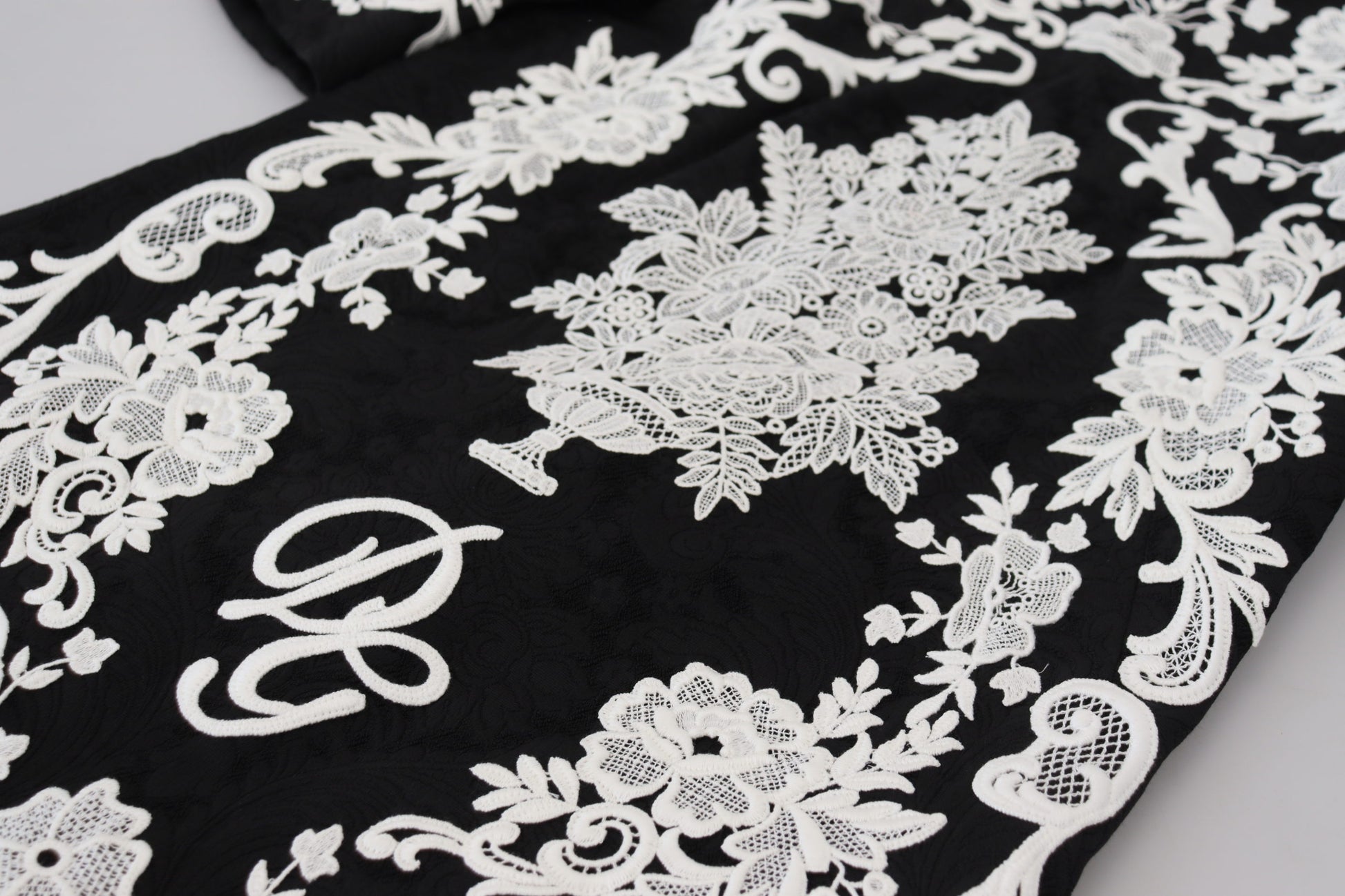 Elegantes schwarzes A-Linien-Minikleid mit Spitzenbesatz