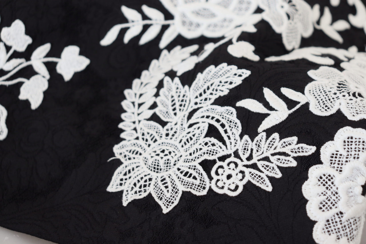 Elegantes schwarzes A-Linien-Minikleid mit Spitzenbesatz