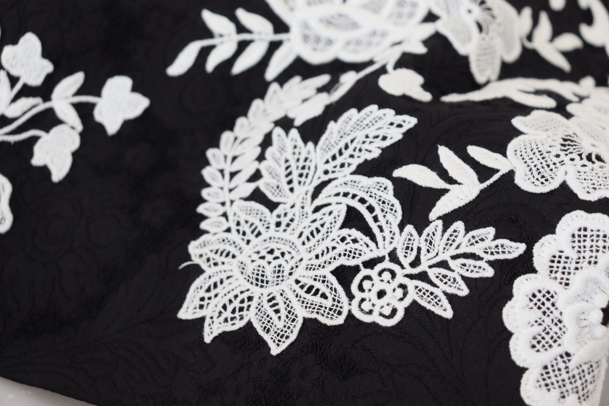 Elegantes schwarzes A-Linien-Minikleid mit Spitzenbesatz