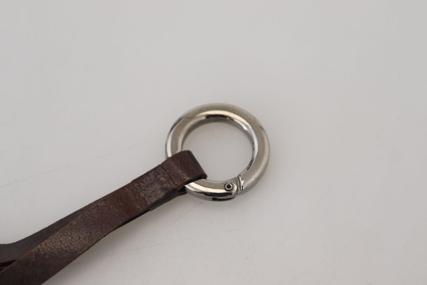 Schicker brauner Leder-Schlüsselanhänger mit Messing-Akzenten