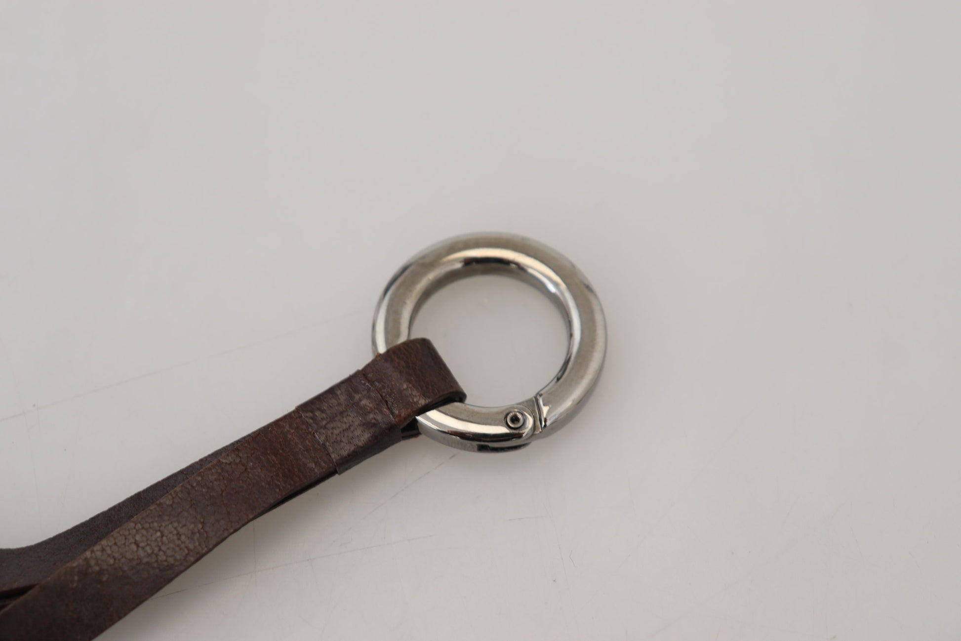 Schicker brauner Leder-Schlüsselanhänger mit Messing-Akzenten