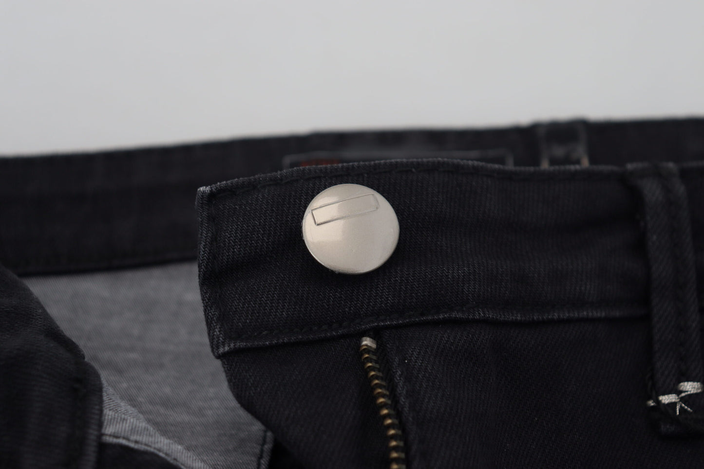 Schicke, schwarze, verwaschene Skinny Jeans mit niedriger Taille