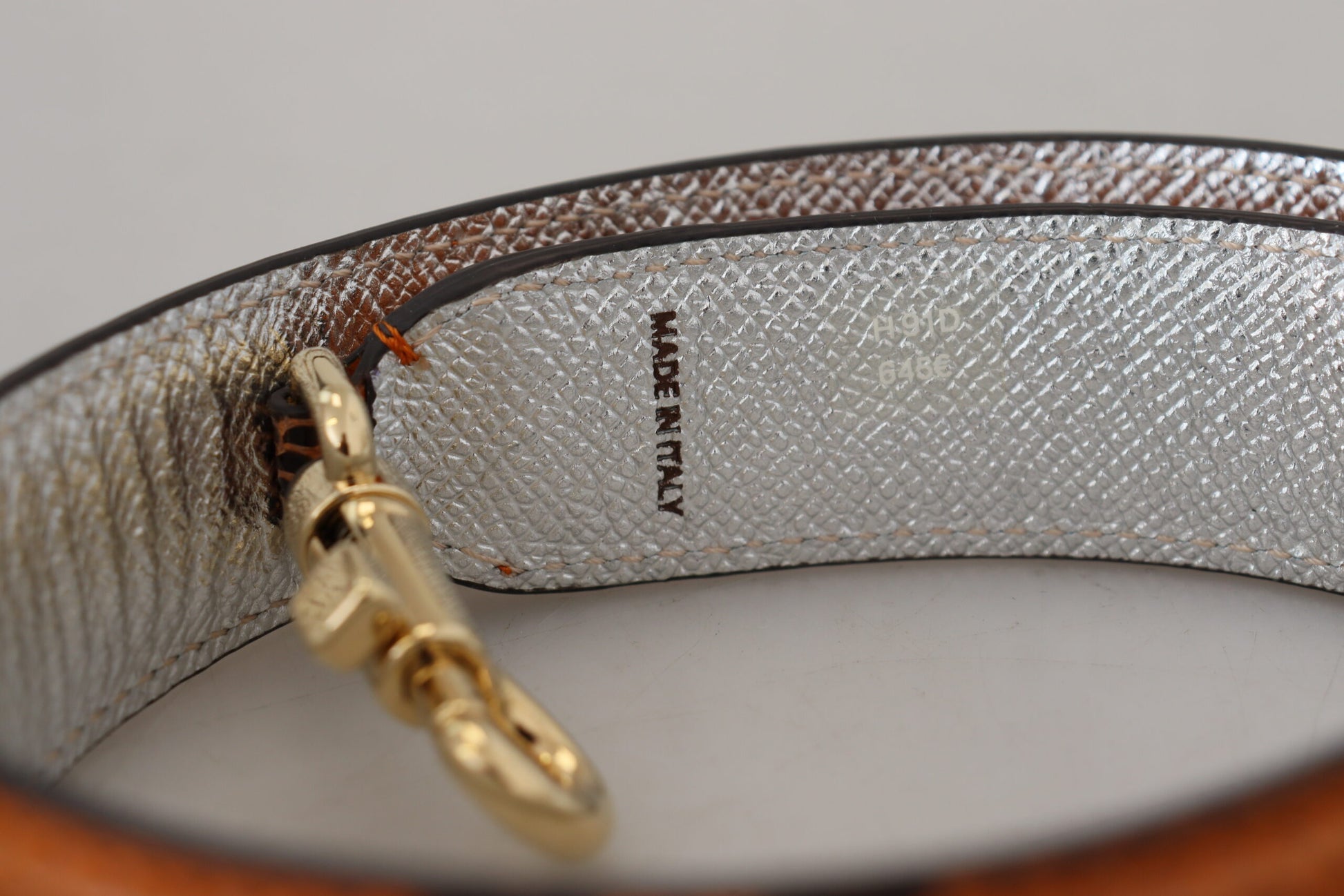 Schicker orangefarbener Taschengurt aus Leder mit goldfarbenen Verschlüssen