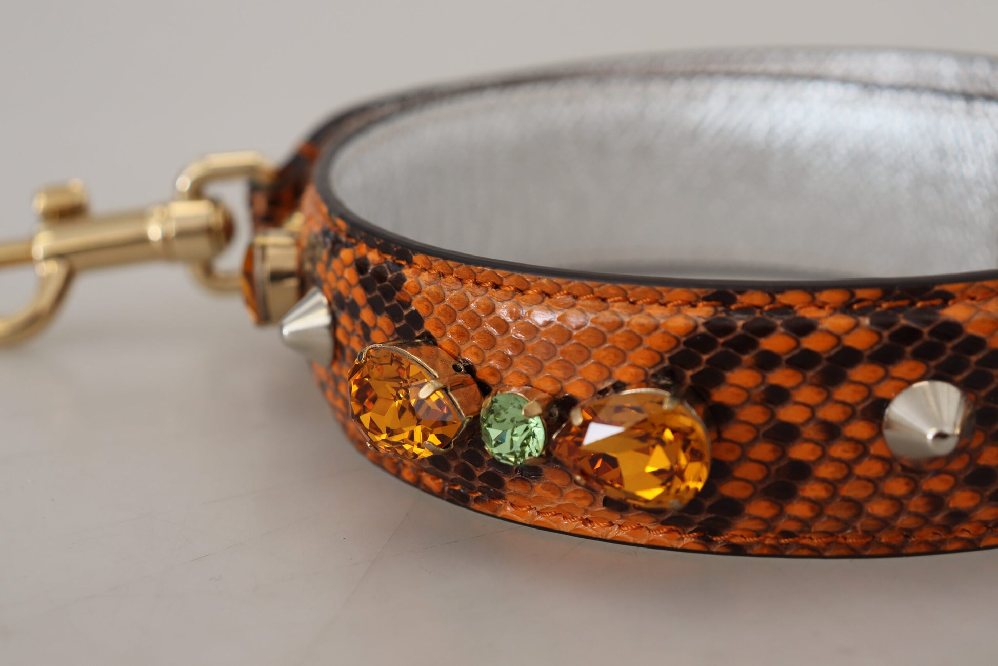 Schicker orangefarbener Taschengurt aus Leder mit goldfarbenen Verschlüssen