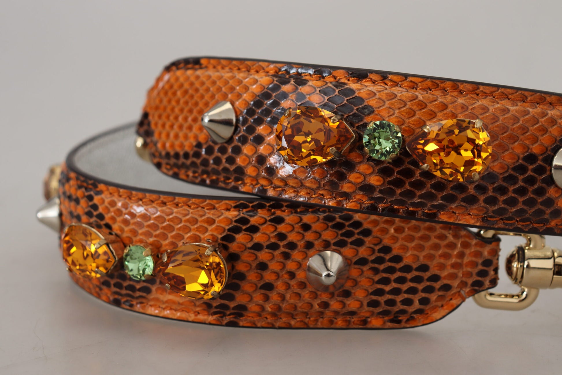Schicker orangefarbener Taschengurt aus Leder mit goldfarbenen Verschlüssen