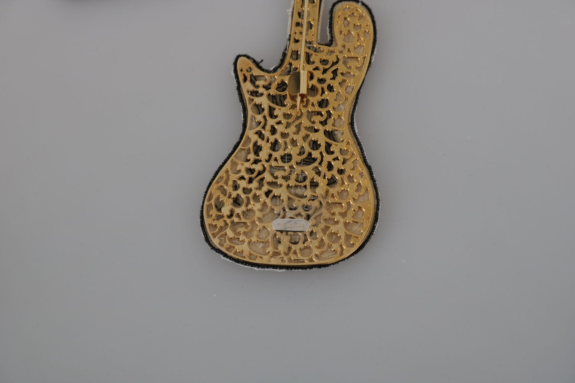 Goldfarbene Gitarrenbrosche mit Pailletten