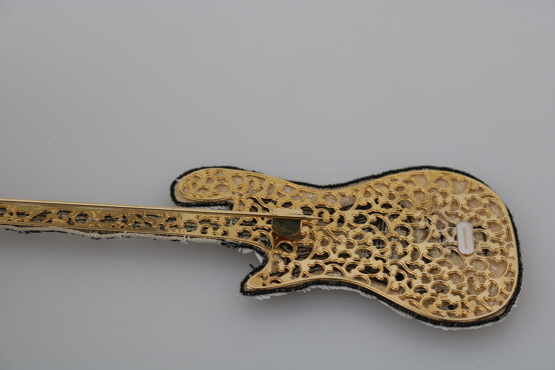 Goldfarbene Gitarrenbrosche mit Pailletten
