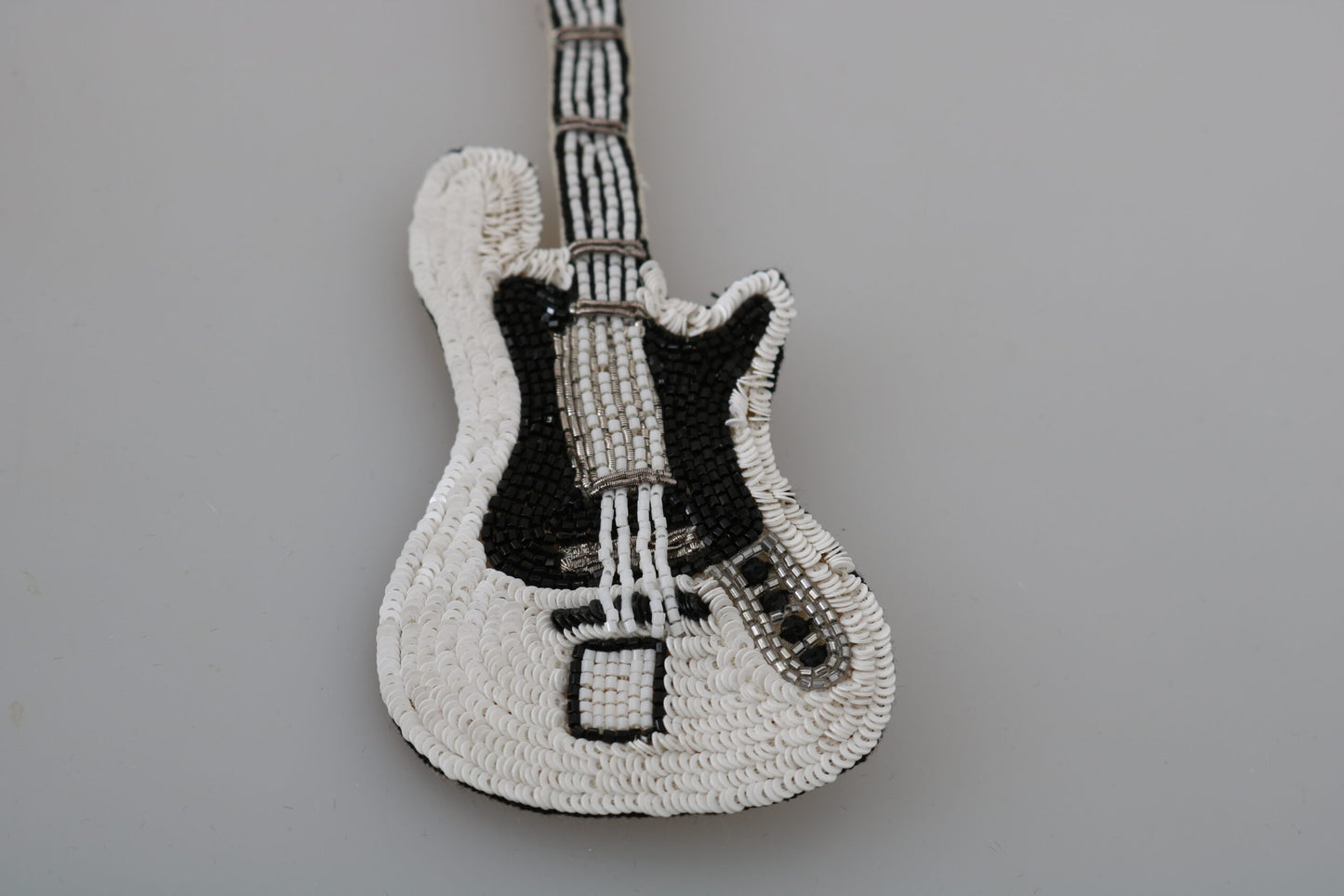 Goldfarbene Gitarrenbrosche mit Pailletten