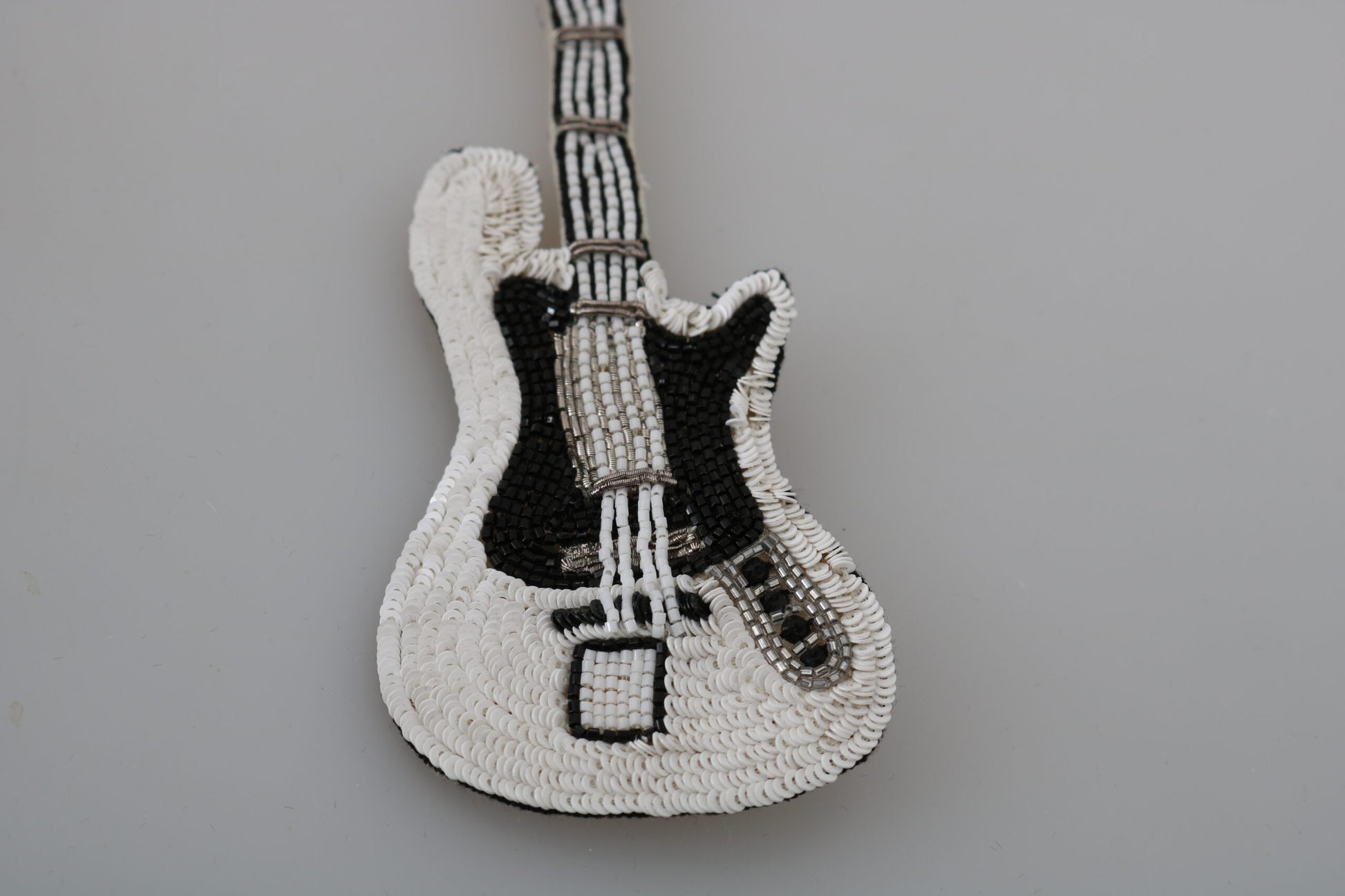 Goldfarbene Gitarrenbrosche mit Pailletten