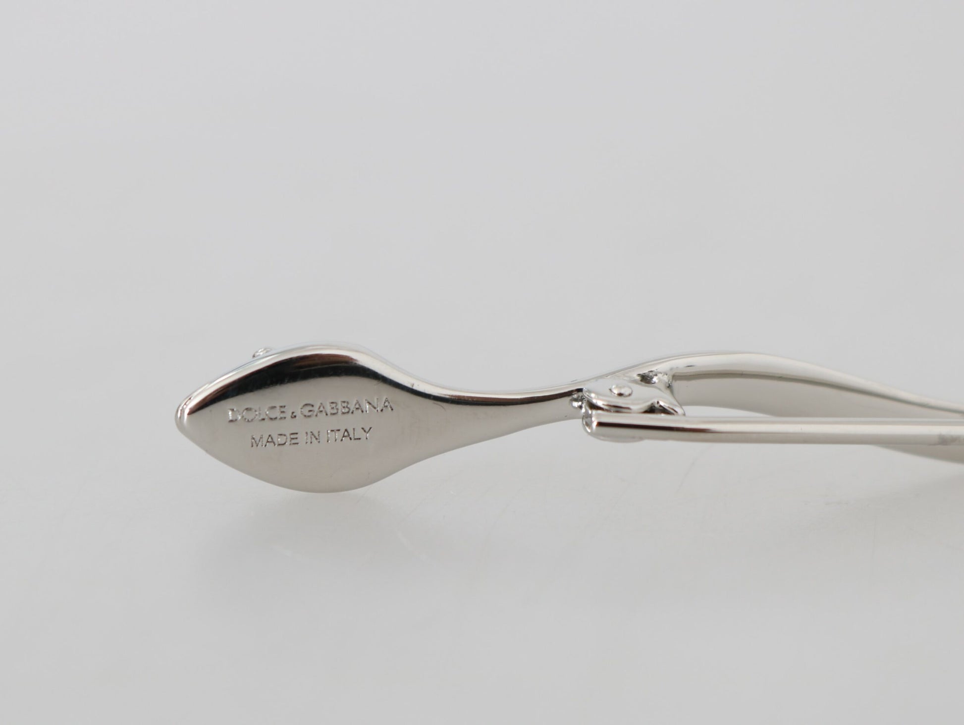 Elegante, mit Kristallen verzierte silberne Brosche