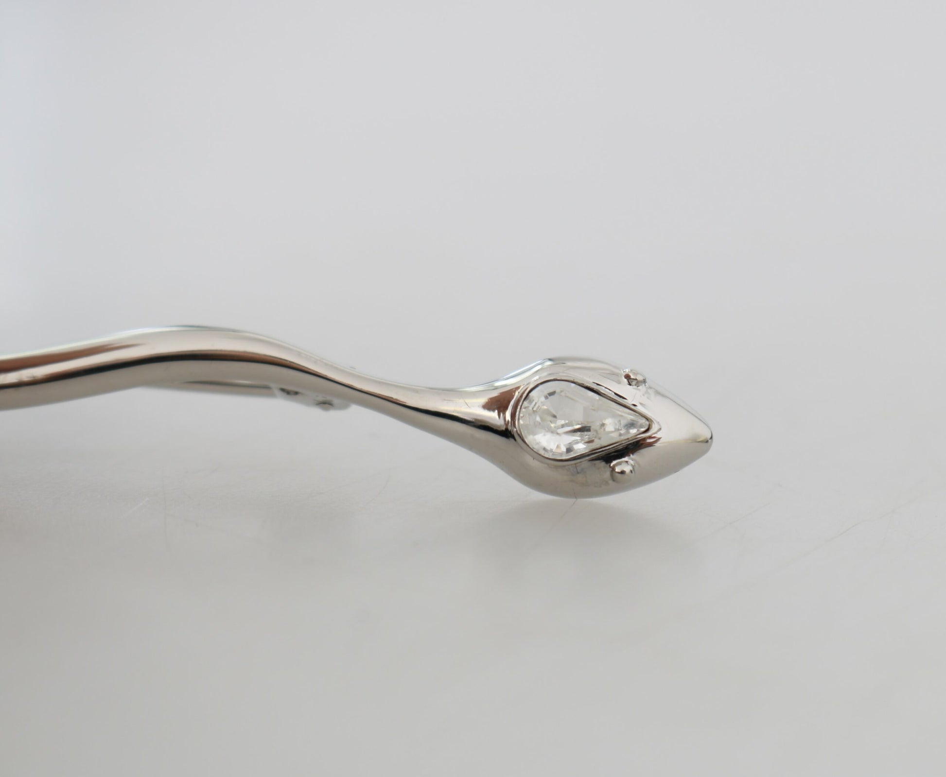 Elegante, mit Kristallen verzierte silberne Brosche