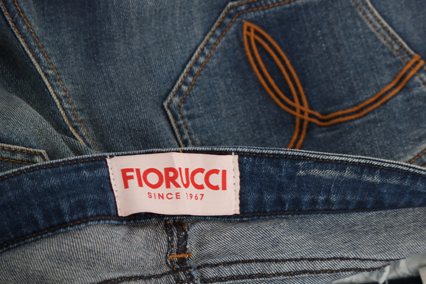 Svelte Slim-Jeans mit mittelhohem Bund in Vintage-Blau