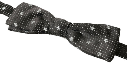 Elegante schwarze Seidenfliege