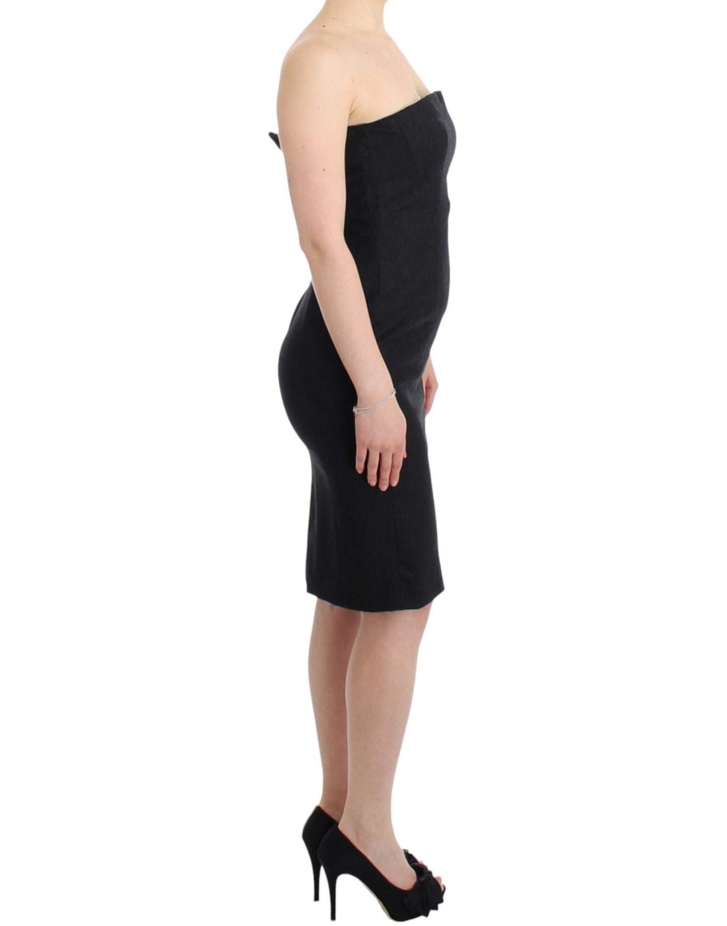 Elegantes graues trägerloses Kleid mit goldenen Akzenten
