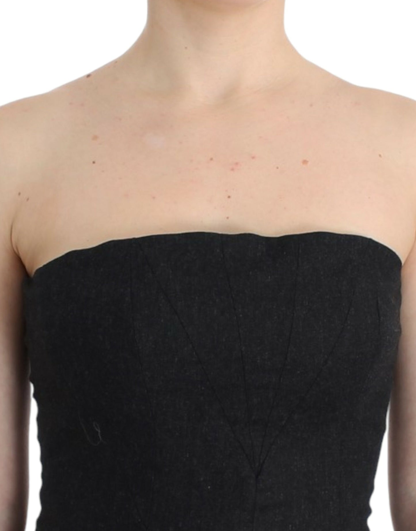 Elegantes graues trägerloses Kleid mit goldenen Akzenten
