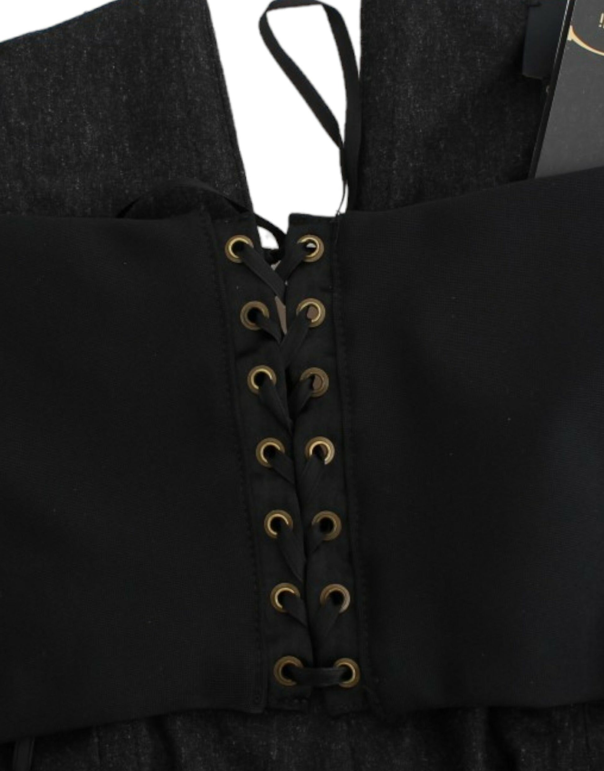 Elegantes graues trägerloses Kleid mit goldenen Akzenten