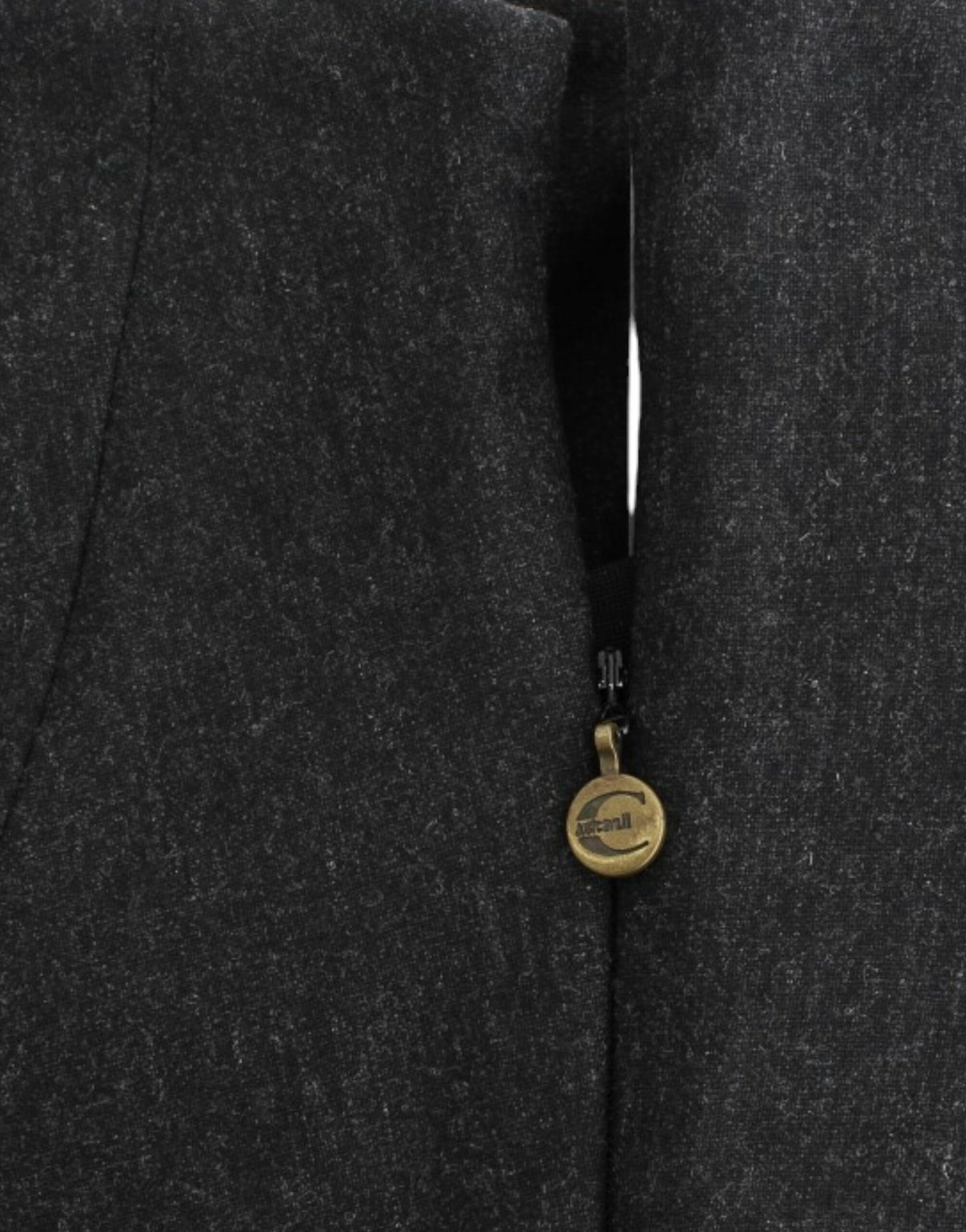 Elegantes graues trägerloses Kleid mit goldenen Akzenten