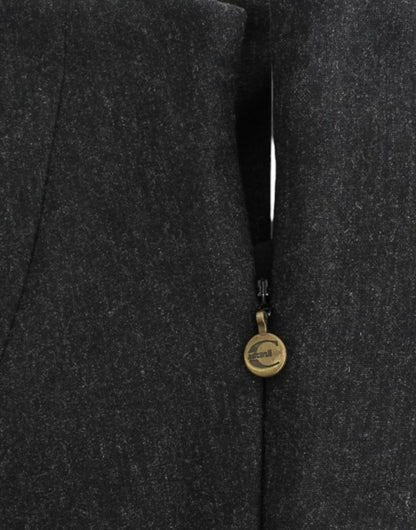 Elegantes graues trägerloses Kleid mit goldenen Akzenten