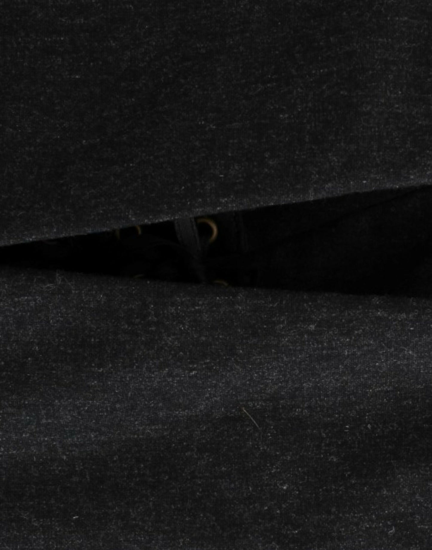 Elegantes graues trägerloses Kleid mit goldenen Akzenten