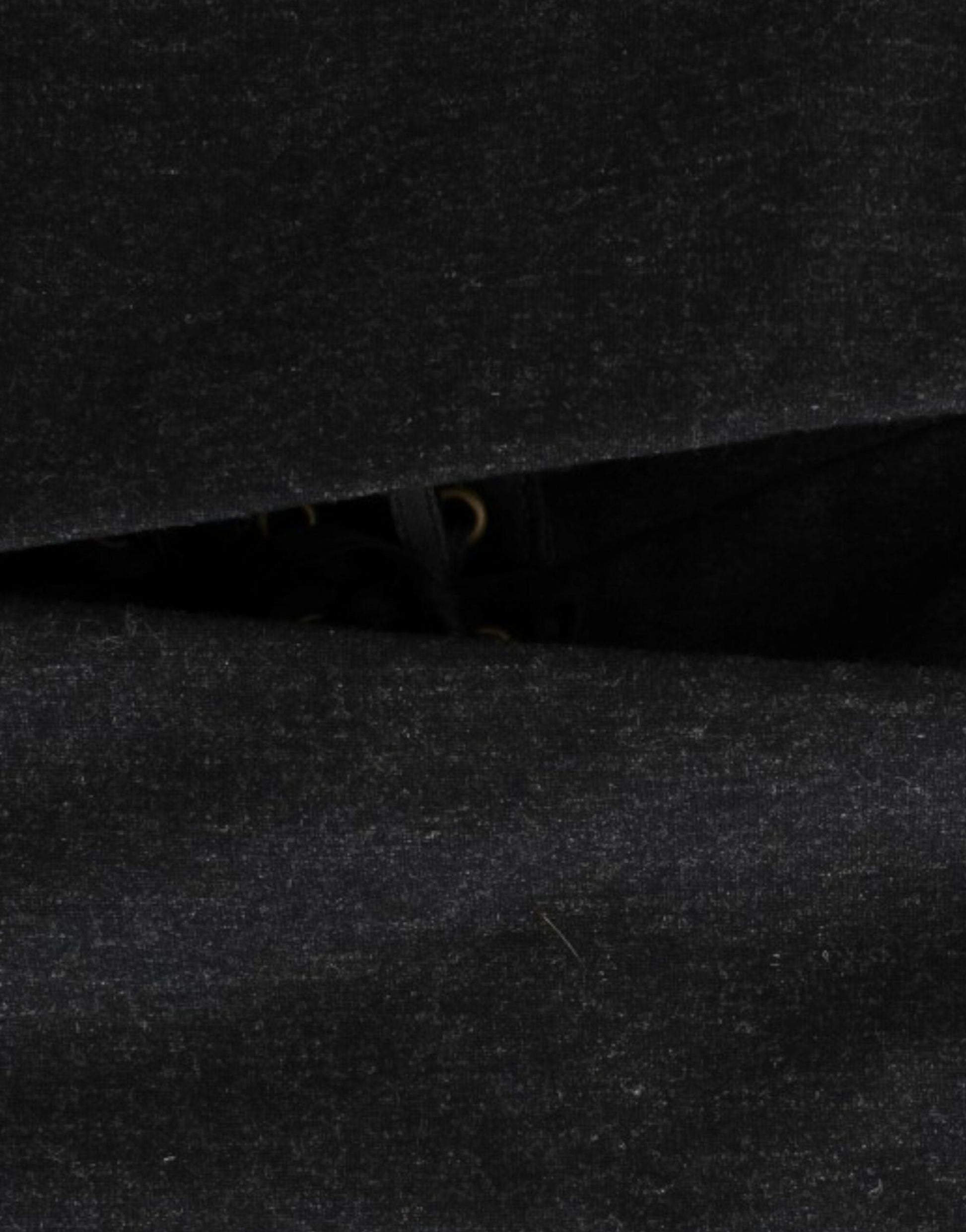 Elegantes graues trägerloses Kleid mit goldenen Akzenten