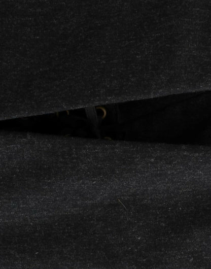 Elegantes graues trägerloses Kleid mit goldenen Akzenten