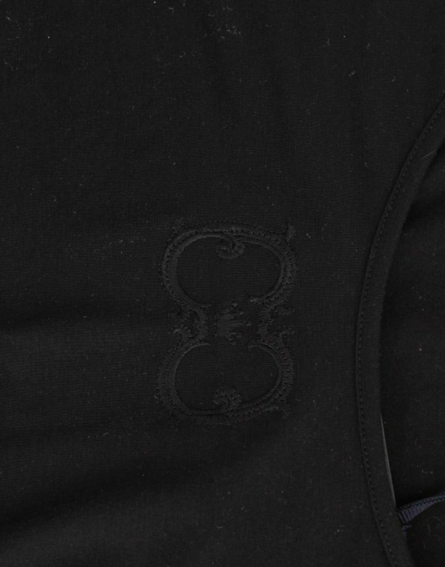 Elegantes schwarzes Top mit Flügelärmeln