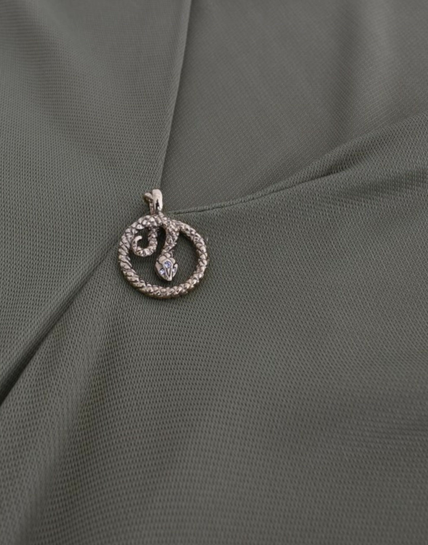 Elegante grüne Jerseybluse mit goldenen Akzenten