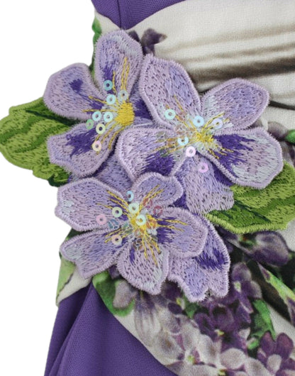 Elegantes lila Jerseykleid mit Blumenmuster