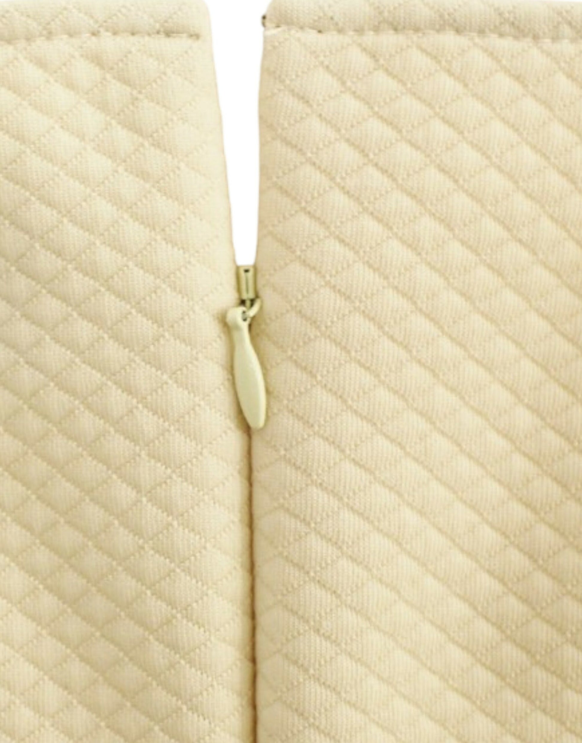 Elegantes Etuikleid aus Spitze in Schwarz und Beige