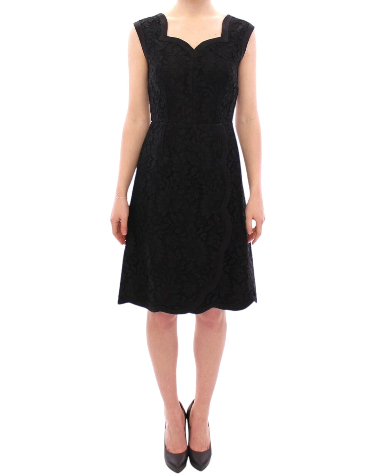 Elegantes schwarzes Kleid aus floraler Spitze