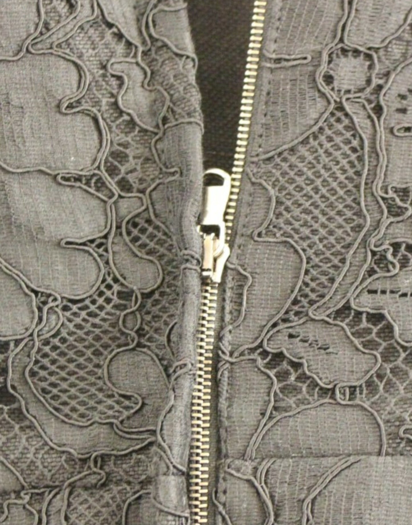 Elegantes schwarzes Kleid aus floraler Spitze