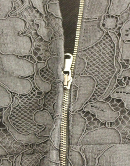 Elegantes schwarzes Kleid aus floraler Spitze