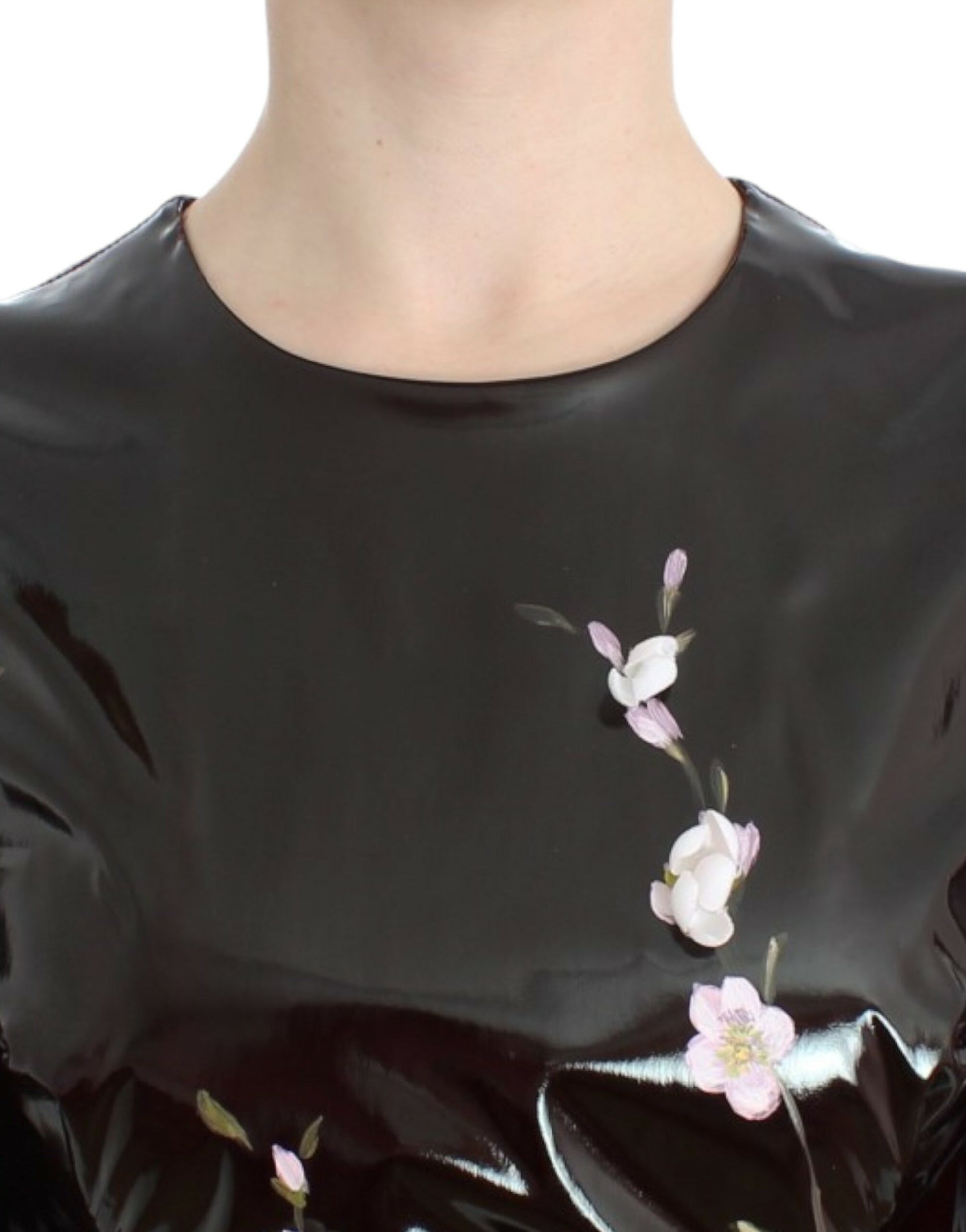 Elegantes Etuikleid mit Blumenverzierung