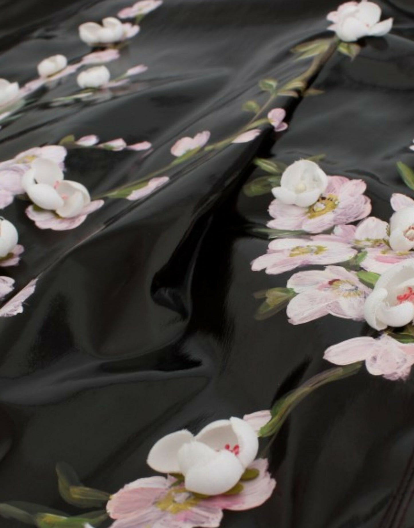 Elegantes Etuikleid mit Blumenverzierung