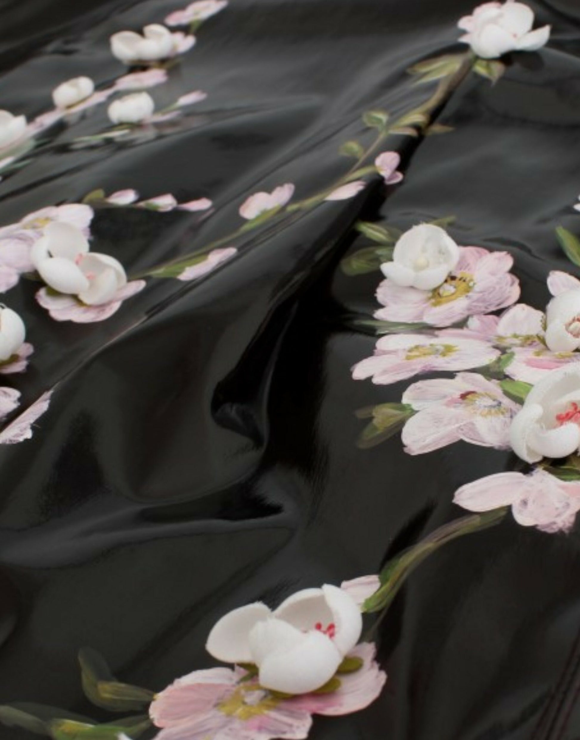 Elegantes Etuikleid mit Blumenverzierung