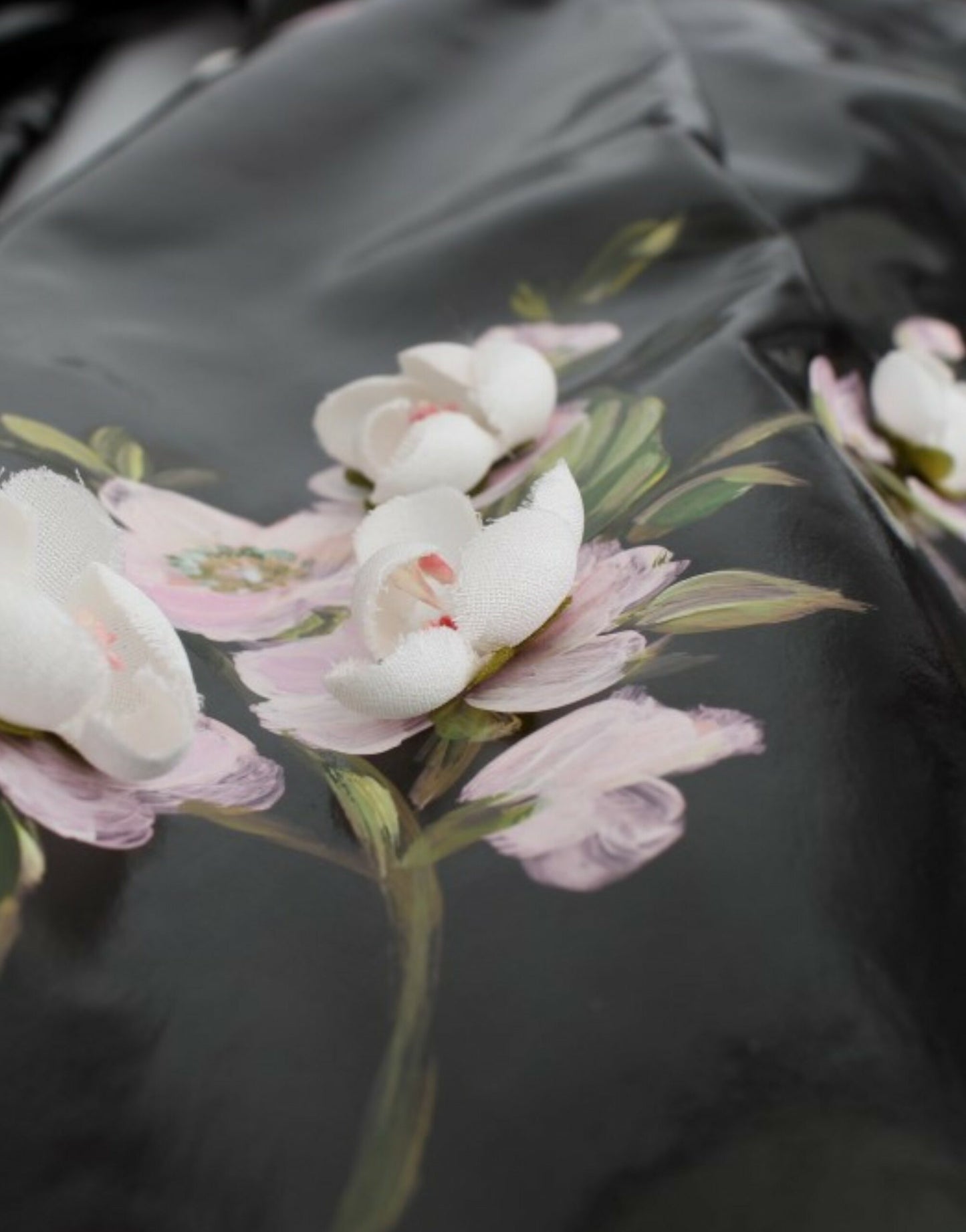 Elegantes Etuikleid mit Blumenverzierung