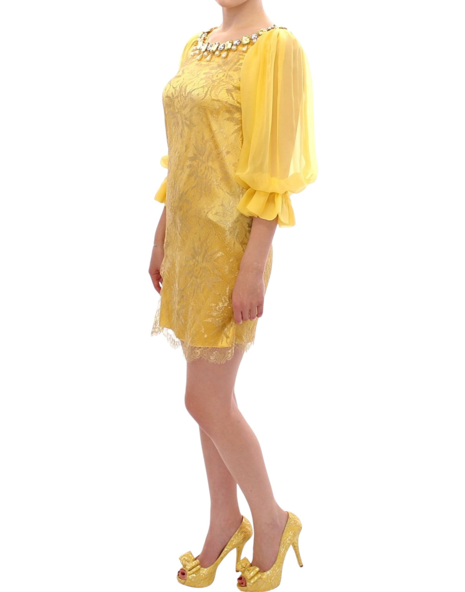 Gelbes Minikleid aus Spitze mit Kristallverzierung