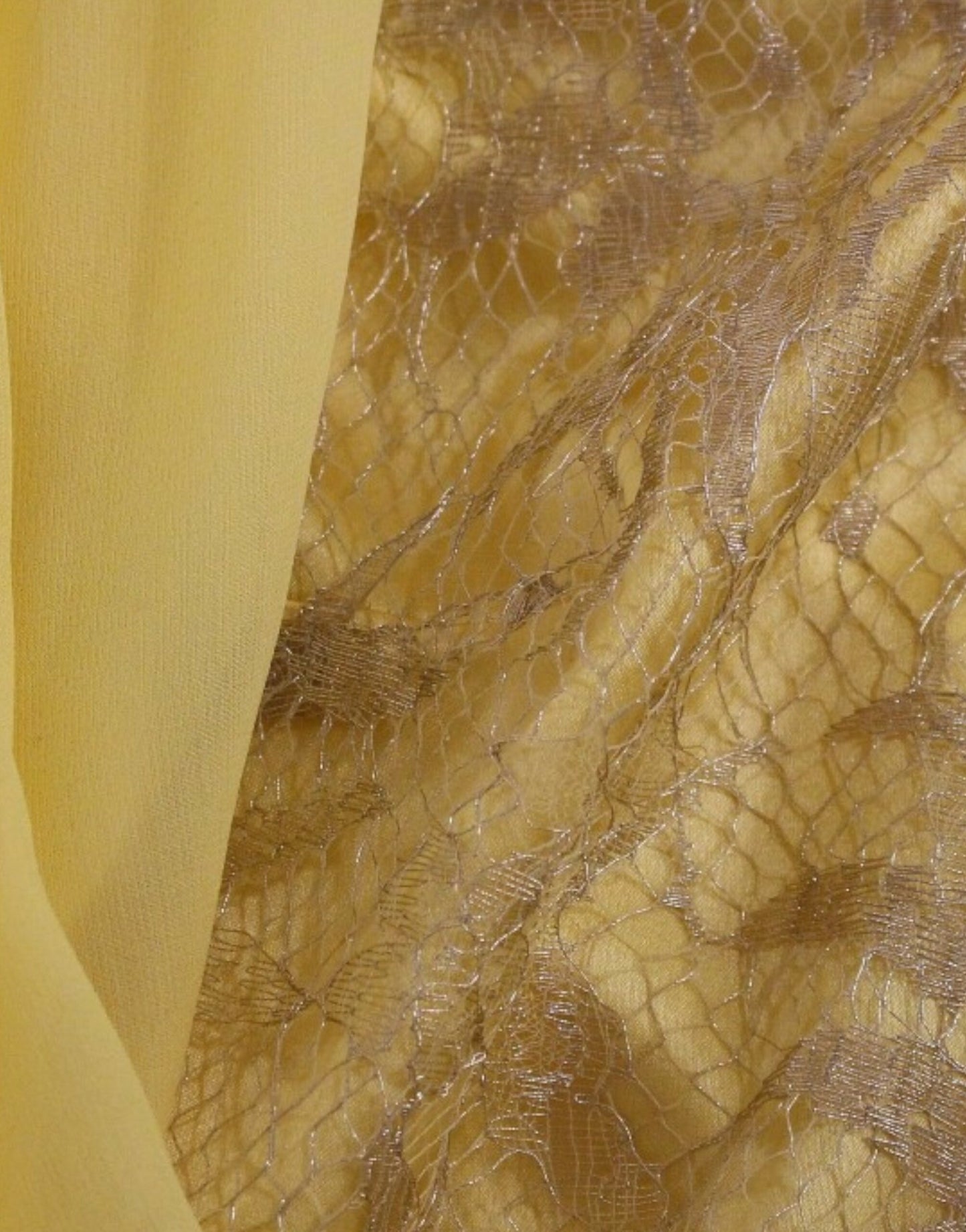 Gelbes Minikleid aus Spitze mit Kristallverzierung