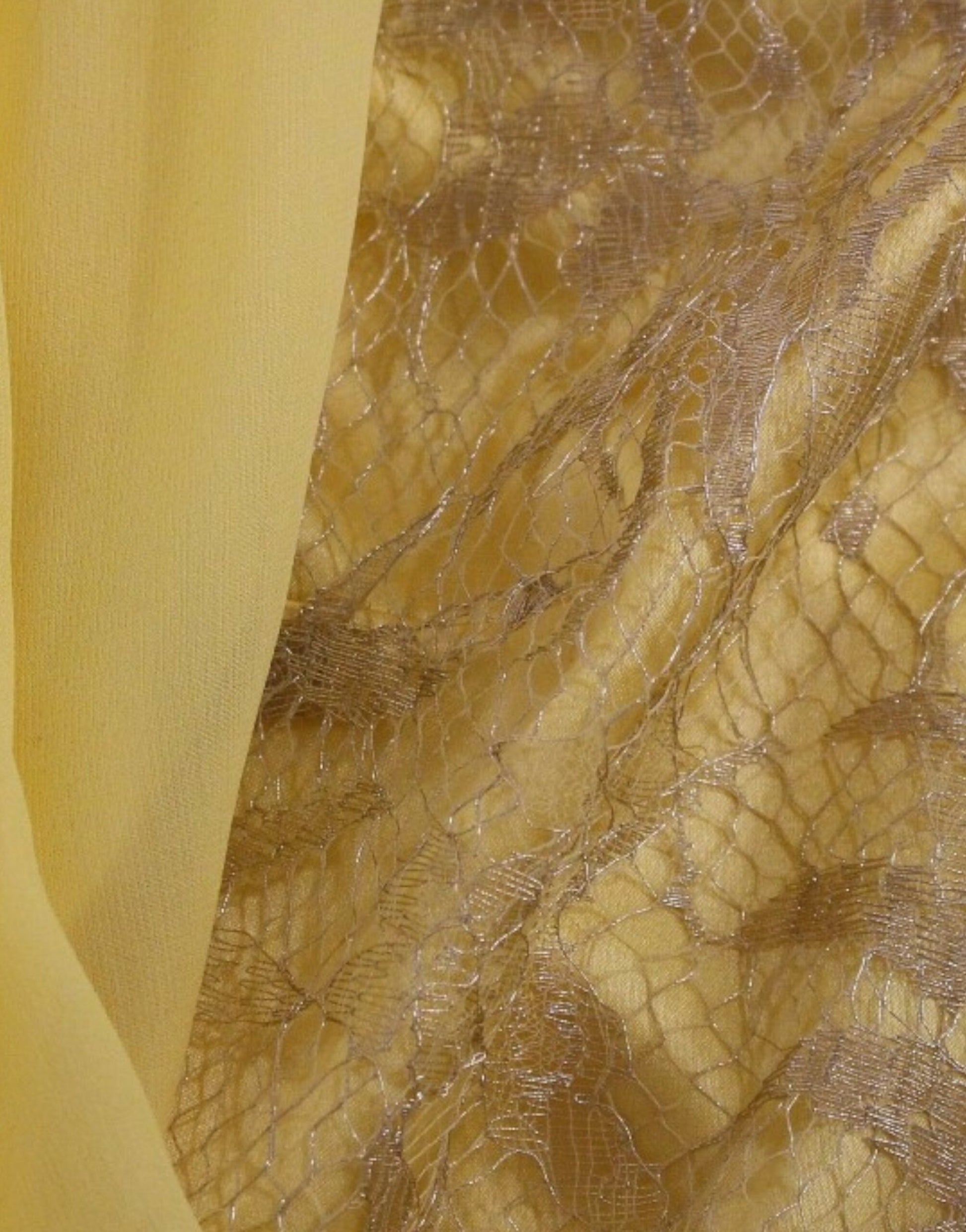 Gelbes Minikleid aus Spitze mit Kristallverzierung