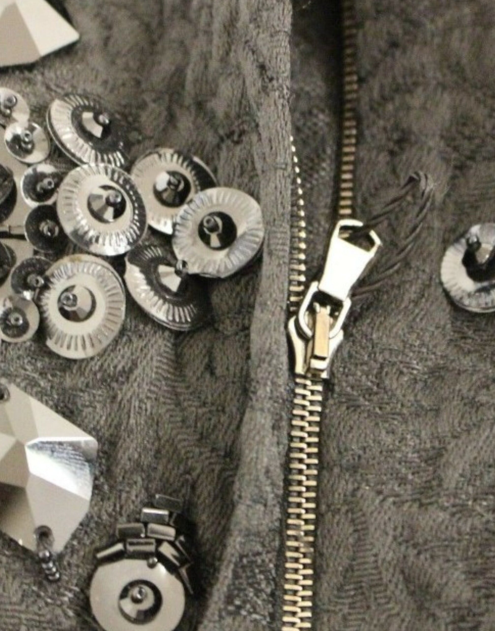 Elegantes Mini-Etuikleid mit Blumenmuster und Pailletten