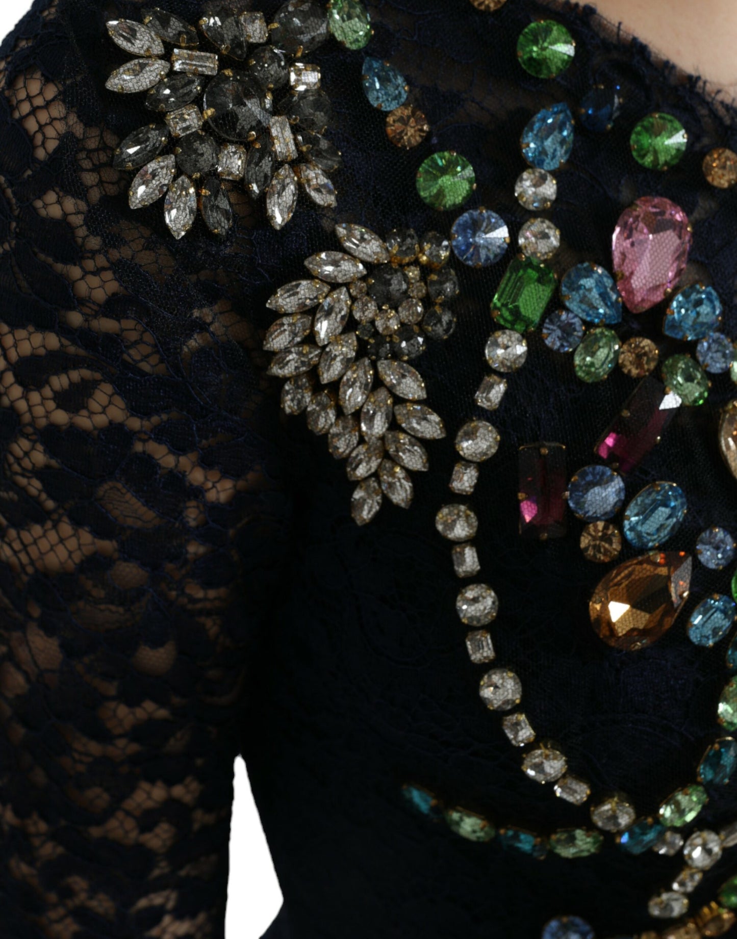 Mit Kristallen verziertes marineblaues ausgestelltes Kleid