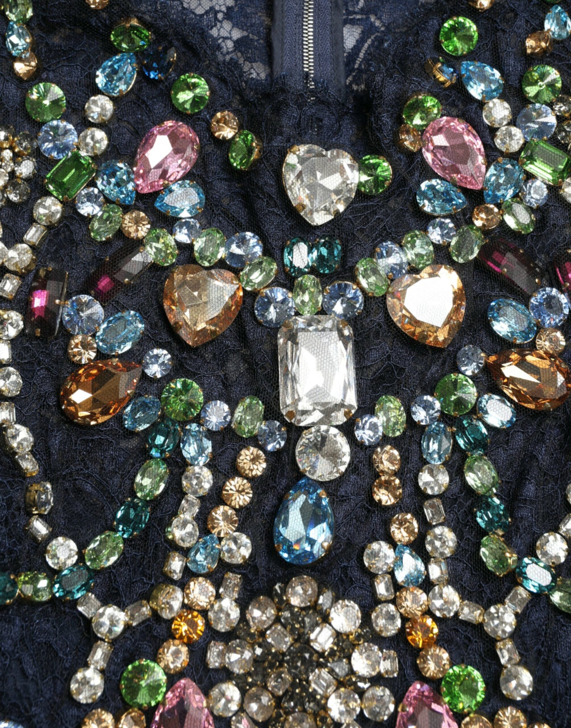 Mit Kristallen verziertes marineblaues ausgestelltes Kleid